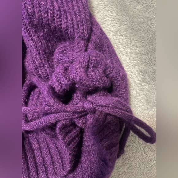 Like new! Wool blend v-neck purple sweater - Picture 5 of 9